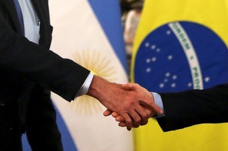 Cumprimento de mão entre Bolsonaro e Macri