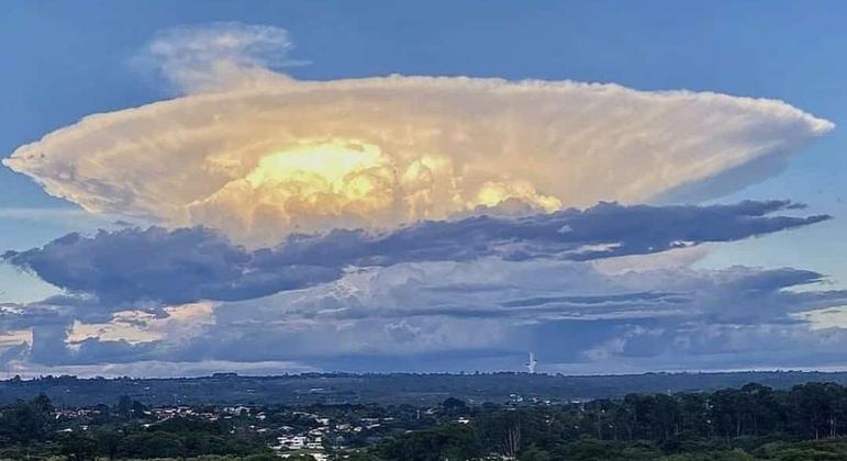 Cumulonimbus se forma sobre Brasília; fenômeno rendeu posts nas redes sociais