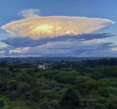 Cumulonimbus se forma sobre Brasília; fenômeno rendeu posts nas redes sociais