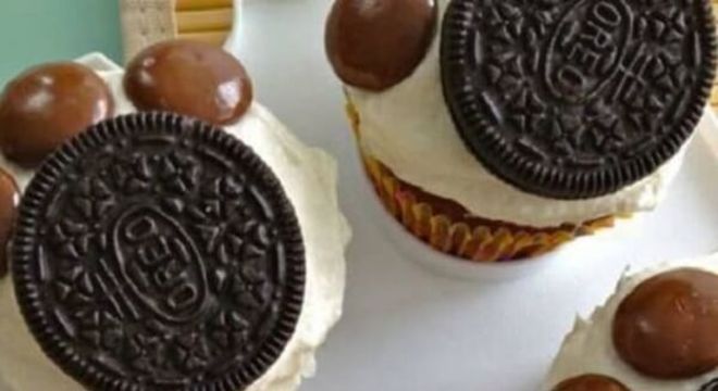 CupCake com bolacha oreo para criar as patas dos personagens