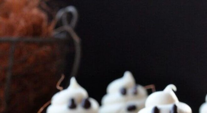 cupcake com rostinho de fantasma para festa de dia das bruxas 