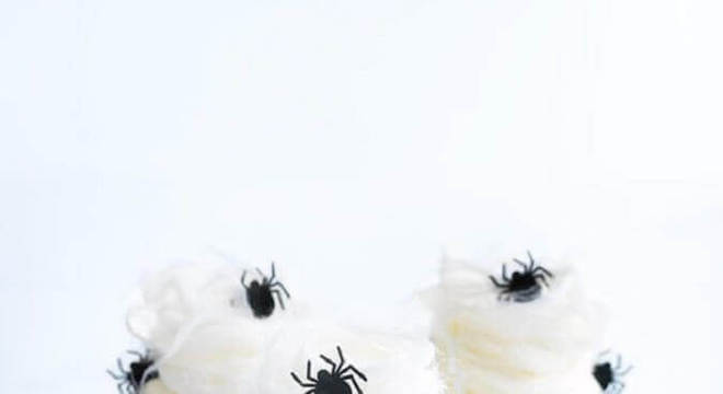 cupcake decorado com aranhas de chocolate para dia das bruxas
