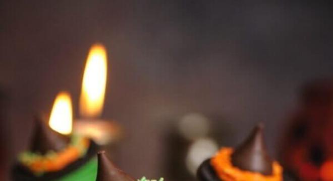 cupcake decorado com chapeuzinho de chocolate para dia das bruxas