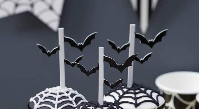 cupcake personalizado com morcegos e teia de aranha para dia das bruxas 
