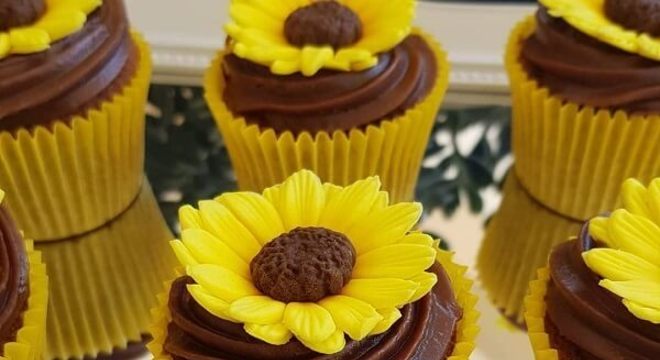 Cupcakes com formatos criativos para festa tema girassol