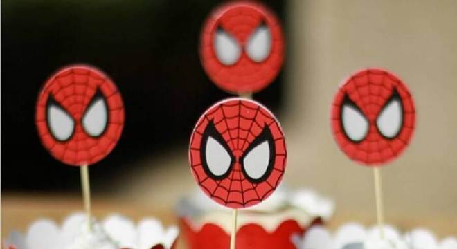 cupcakes com forminha personalizada para festa do homem aranha 