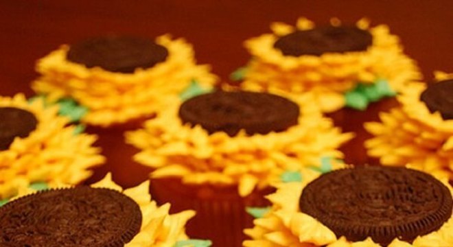 Cupcakes criativos feitos com bolachas recheadas decoram a festa tema girassol