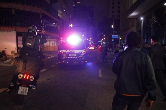 Camburão da polícia chegando ao 77º DP na noite desta segunda (16), em São Paulo, onde jornalistas aguardavam a chegada de Paulo Cupertino