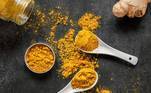 CúrcumaA curcumina, um composto encontrado na cúrcuma, tem sido objeto de estudos sobre suas propriedades anticancerígenas. Pesquisas preliminares sugerem que a curcumina pode inibir o crescimento de células cancerígenas e reduzir a inflamação associada ao câncer. Em 2018, um estudo publicado no Cancer Letters revisou a literatura existente sobre o assunto e discutiu o papel da curcumina na inibição do crescimento tumoral, indução de apoptose e redução da inflamação