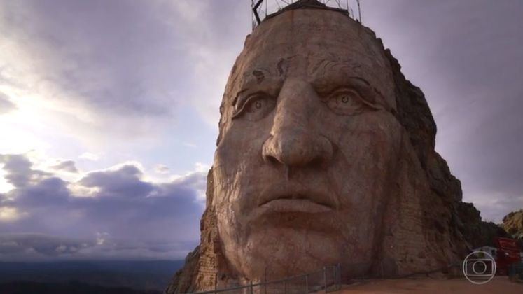 Curiosamente, o povo Lakotah quer tanto firmar sua prevalência na região que contratou um escultor para fazer um outro rosto: de um índio, chamado Crazy Horse (Cavalo Louco). A obra está em andamento. 