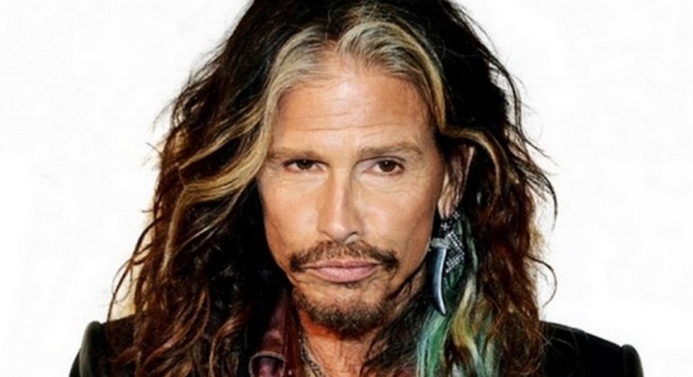 Steven Tyler deixa clínica de reabilitação