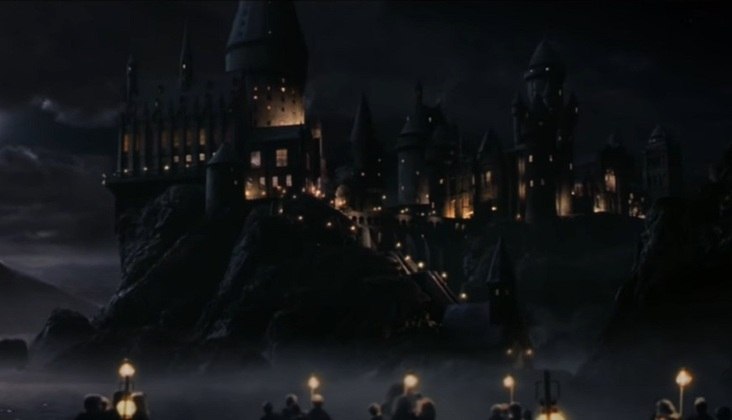 Curiosidade número 9: Foram necessárias 40 pessoas para construir o cenário de Hogwarts.