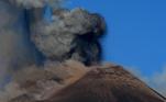 Gases expelidos pelos vulcõesAlém da lava e das cinzas, as erupções vulcânicas também são caracterizadas por expelirem cinzas e gases extremamente tóxicos, afirma o professor. Enxofre, metano, monóxido e dióxido de carbono e ácido clorídrico são algumas das substâncias gasosas resultantes em uma erupções