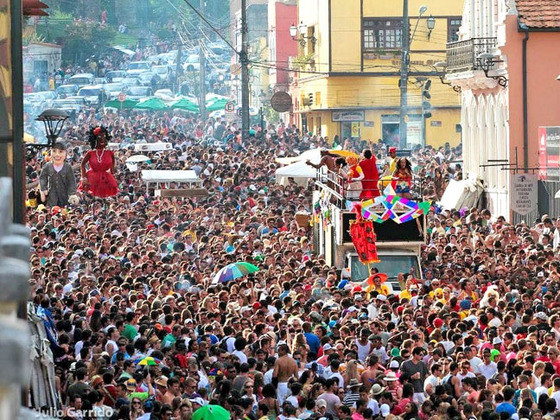 CURITIBA - A capital paranaense não pensa duas vezes antes de misturar samba e rock no carnaval. Já é um must pra quem chega na época. Muitos shows no mix do embalo da folia. 