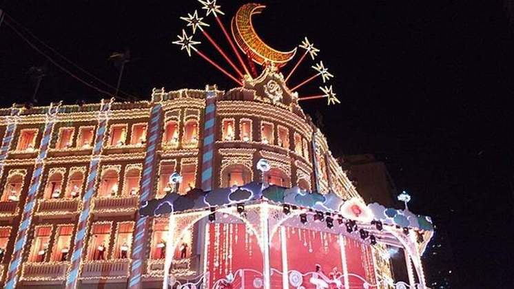   Curitiba está entre os destinos especiais para os amantes do Natal. Com as principais vias decoradas e com muitas luzes, a capital paranaense tem a Feira de Natal da Praça Osório, o Mercado Municipal e a apresentação de coral do Palácio Avenida.