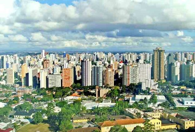 Curitiba- Quem nasce na capital do Paraná é Curitibano. A cidade, fundada em 29/03/1693, tem cerca de 1,7 milhão de habitantes.
