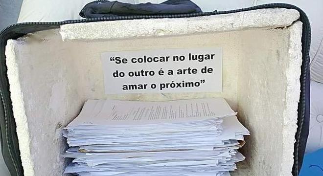 Cópias dos currículos que ele tira para poder entregar
