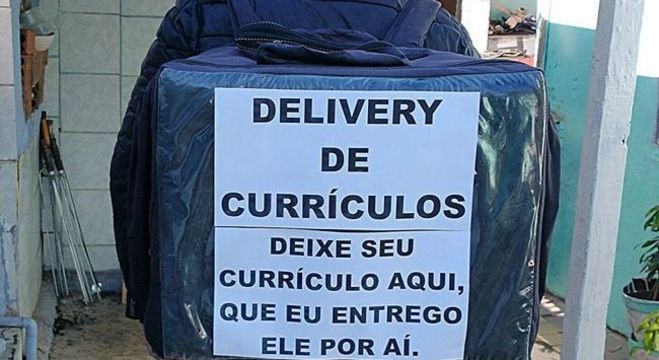 Homem faz delivery voluntário