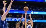 O Golden State Warriors está com um pé e meio em mais uma final de NBA! Após vitória contra o Dallas Mavericks por 109 a 100, em Dallas, os Warriors abriram 3 a 0 na série e estão a um jogo de se tornarem campeões da conferência oeste. Nunca na história da NBA um time conseguiu reagir a um 3 a 0 nos playoffs. A não ser que Luka Doncic mostre sua magia e realize um milagre, o Golden State vai para as finais da NBA