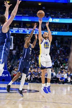 O Golden State Warriors está com um pé e meio em mais uma final de NBA! Após vitória contra o Dallas Mavericks por 109 a 100, em Dallas, os Warriors abriram 3 a 0 na série e estão a um jogo de se tornarem campeões da conferência oeste. Nunca na história da NBA um time conseguiu reagir a um 3 a 0 nos playoffs. A não ser que Luka Doncic mostre sua magia e realize um milagre, o Golden State vai para as finais da NBA