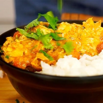 Curry indiano: a base de sabor para este prato é uma mistura de especiarias e ervas batidas em pilão. Famoso na Índia (cuja pasta de temperos é feita com cominho, canela, gengibre, cardamomo, etc.) e Tailândia (que utiliza ingredientes  mais frescos, como alho, gengibre e raiz de coentro), o curry pode ser incorporado ao iogurte natural ou leite de coco que serve para marinar pedaços de frango, carnes ou peixe.  