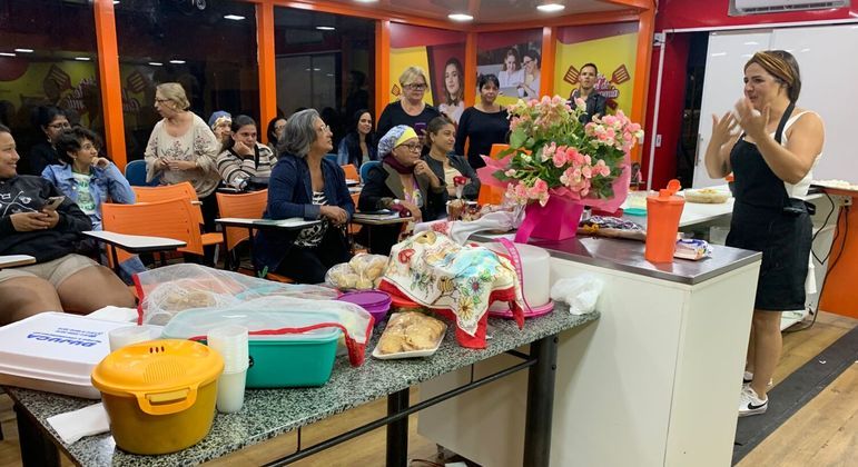 Professora Vivian Nogueira e alunas da Escola Móvel de Gastronomia