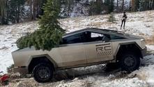 Tesla Cybertruck atola na neve e é resgatado por uma Ford F-250
