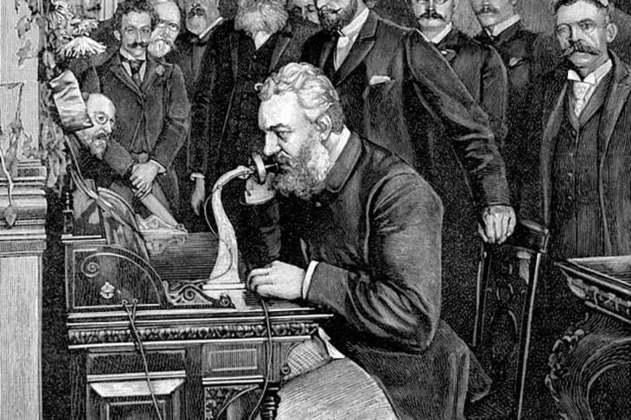 D. Pedro II, que fazia uma viagem histórica pelos EUA, visita a exposição. Bell o avisa sobre o invento e o imperador faz o teste (foto). A 150 metros de distância, Bell fala ao telefone. E Pedro II exclama: 