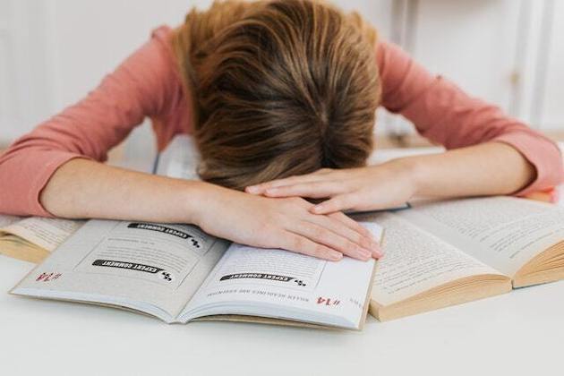 Faixa branca (acerta menos do que 40% do simulado - 4 de 10 questões): se encaixa nessa categoria o estudante que está há anos sem estudar, estava em uma escola de qualidade ruim ou seguia o esquema 