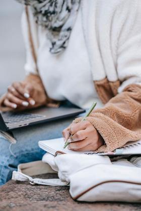 Quando o estudante atinge 70% de acertos em simulados, o método de estudos passa a focar a resolução de exercícios, simulados
e provas antigas de vestibulares para atingir o 100%. Os erros cometidos definem o que deve ser estudado. Por isso é indicado resolver
de 40 a 70 questões por dia e reservar um tempo para estudar os errosE TEM MAIS: Saiba quais profissões serão criadas e quais devem acabar nos próximos anos, segundo estudo