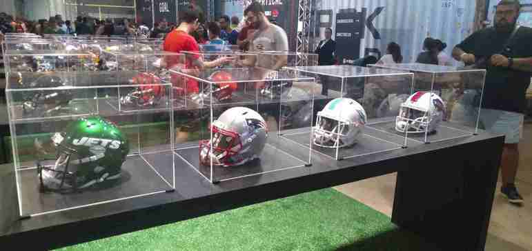 Da esquerda para a direita, os capacetes de New York Jets, New England Patriots, Miami Dolphins e Bulfalo Bills, times que compõem a AFC Oeste. 