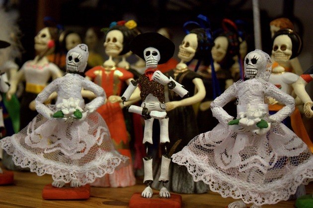 Da mesma forma, enfeites em forma de esqueletos são souvenires comprados pelos visitantes como lembrança da data no México. 