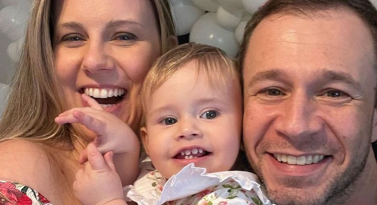Filha de Daiana Garbin e Tiago Leifert, Lua, de 1 ano, está com câncer nos olhos

