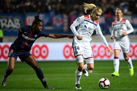 Norueguesa Ada Hegerberg (com a bola) é jogadora mais bem paga do mundoç acima, ela enfrenta brasileira Daiane, em partida do Olympique Lyonnaise contra o Paris St. Germain