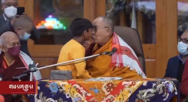 Dalai Lama beija uma criança na boca e pede a ela que chupe sua língua
