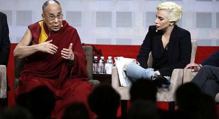 Dalai Lama é alvo de novas críticas após vídeo com Lady Gaga ressurgir