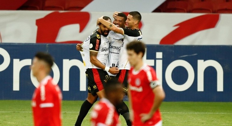 Jogadores do Inter lamentam, enquanto Dalberto comemora gol do Sport