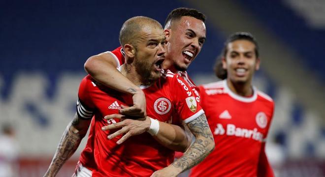 Inter ganha primeira na Libertadores com gol nos acréscimos.