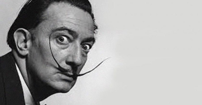Dalí usava bigodes pontudos e, curiosamente, em julho de 2017, quando seus restos mortais foram exumados, o bigode estava na posição de sempre, como ponteiros marcando 10h10. Uma surpresa para os responsáveis pela exumação. 