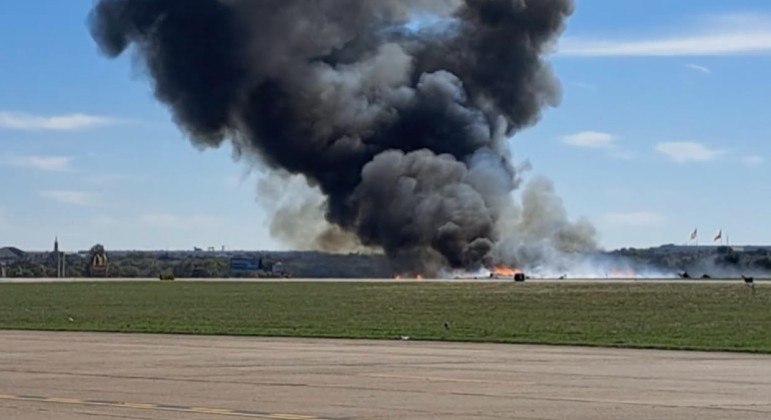 Enorme fumaça preta se formou após a colisão das aeronaves
