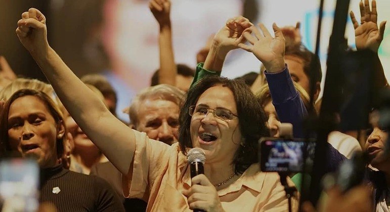 Damares, apoiada por Michelle, vence candidata de Bolsonaro