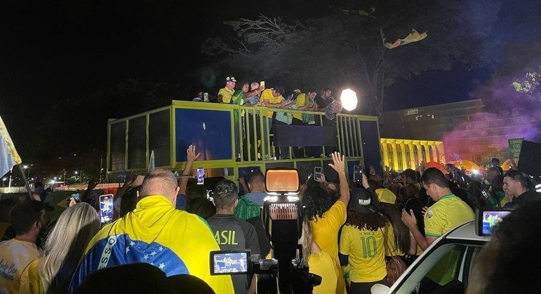 Damares Alves comemora eleição na Esplanada dos Ministérios