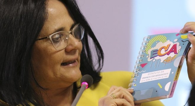 Ministra defende criação de 'estatuto do nascituro' 
