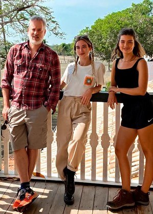 Dan Stulbach, Marcela Fetter e Alanis Guillen nos bastidores de "Pantanal"