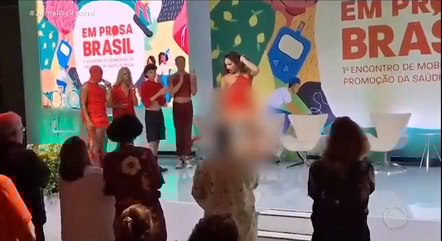 Dançarina faz movimentos libidinosos em evento público