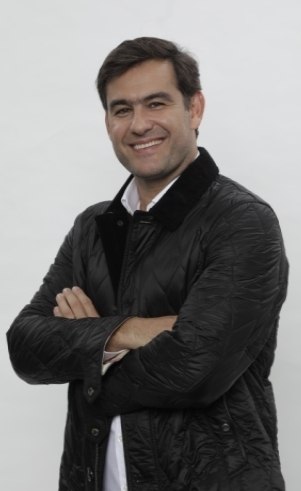 Thierry Figueira (): Idade: 41 anosProfissão: Ator e empresárioNasceu e mora no Rio de Janeiro (RJ)