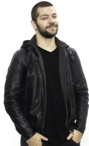 Victor Sarro (): Idade: 30 anosProfissão: HumoristaNasceu em São Bernardo do Campo (SP) e mora em São Paulo (SP)&nbsp;
