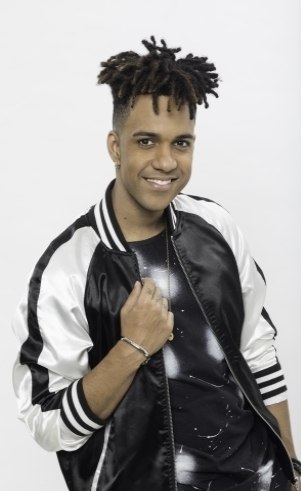 Vinicius D’black (): Idade: 34 anosProfissão: Cantor e compositorNasceu e mora no Rio de Janeiro (RJ)