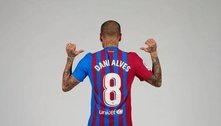 De volta ao Barcelona, Daniel Alves vestirá a camisa número 8