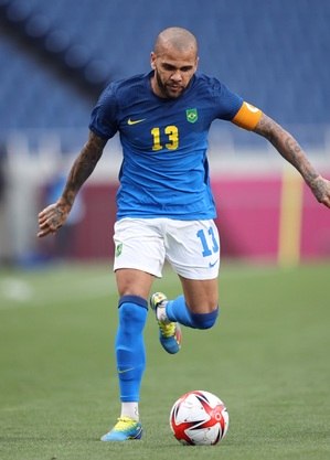 Dani Alves é o capitão do Brasil